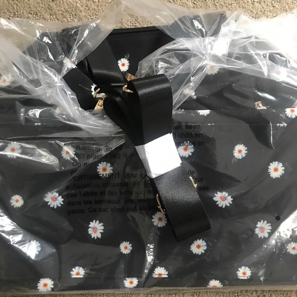 NWT ALICE + OLIVIA Daisy duffle bag, beach bag, gym bag - Value $150 - Picture 6 of 9